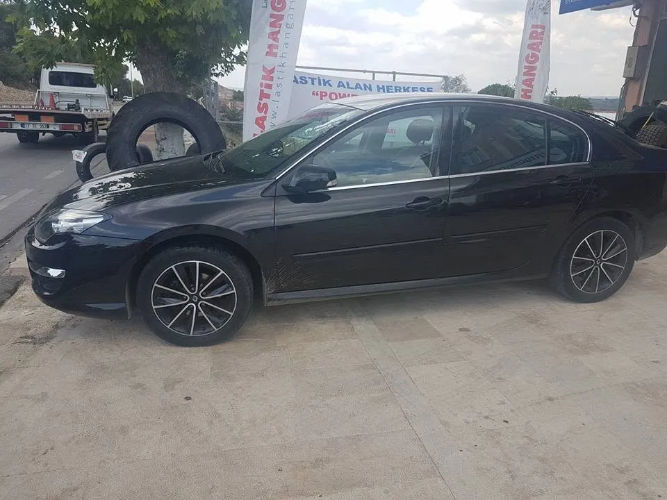 Detaylı temizliği tamamlanan siyah otomobil