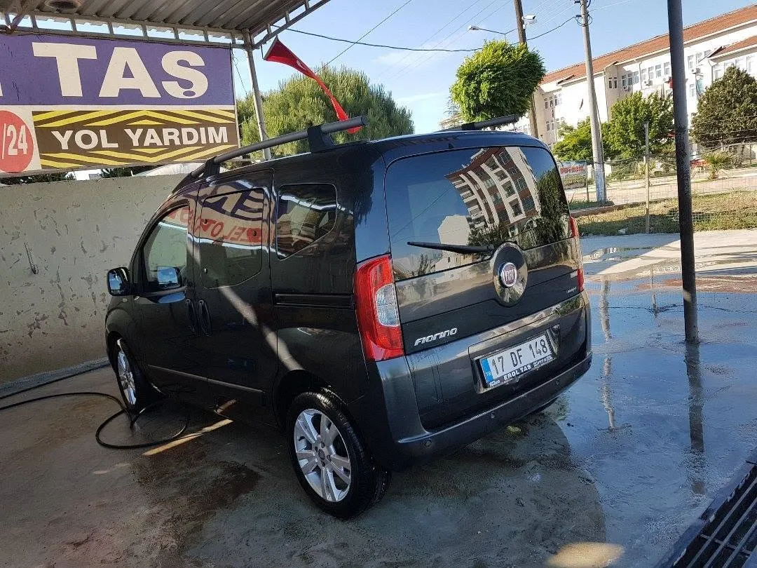 Yıkama alanında temizlenen araç