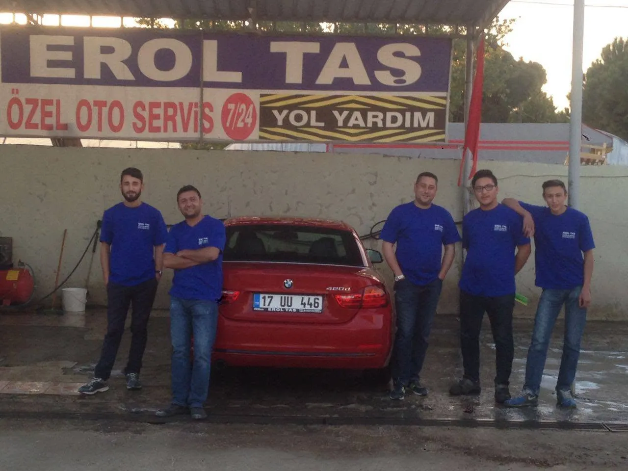 Erol Taş ekibi, servis tabelasının önünde
