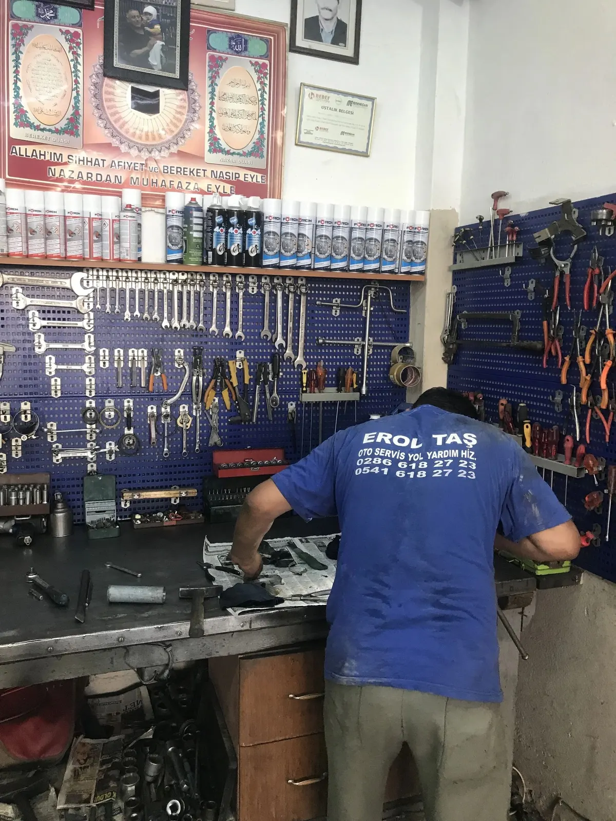Erol Taş Özel Oto Servis atölyesinde tezgâh başında çalışma