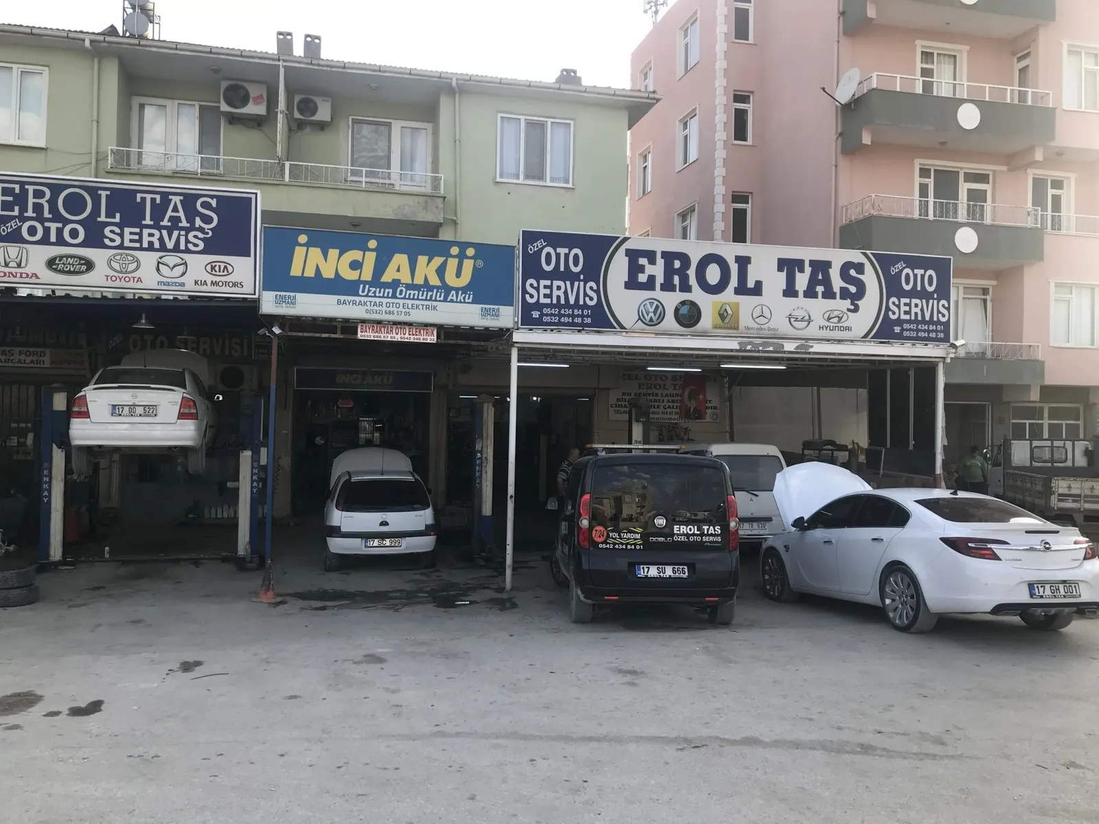 Servis önünde bakımdaki araçlar